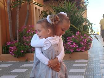 Zoë en Noa toen ze klein waren, knuffel